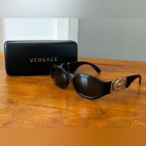 NIB VERSACE Round Sungalsses NIB Versace Round Black Sunglasses main image 4